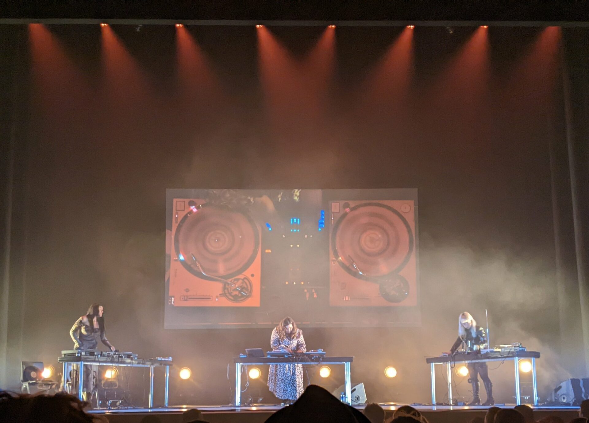 Minuit, Motoco – MARIA CHAVEZ / MARIAM REZAEI / VICTORIA SHEN